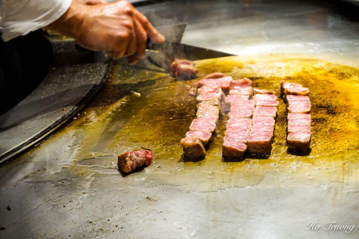 تکه‌های گوشت کباب کوبه در حال پختن