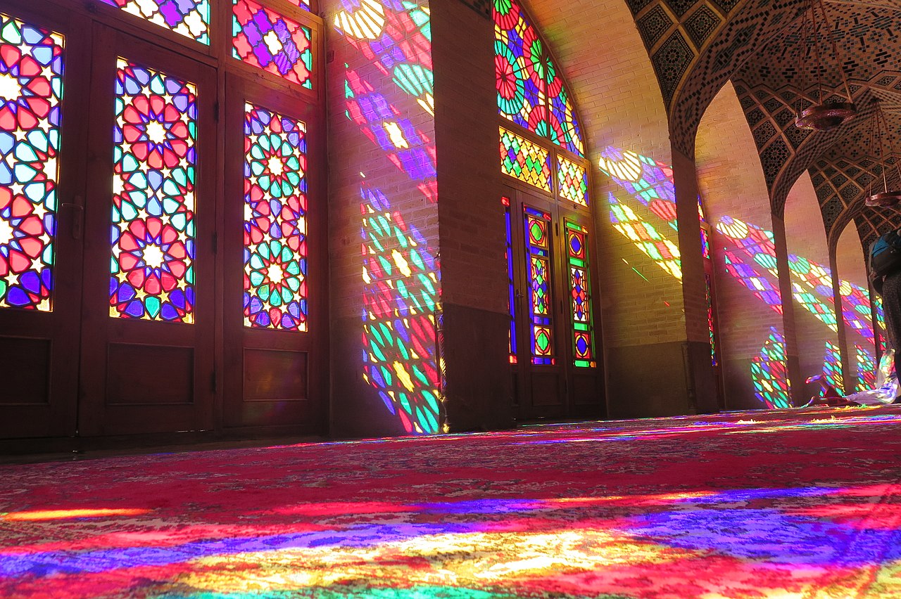 تابش آفتاب به شیشه‌های رنگی مسجد نصیرالملک