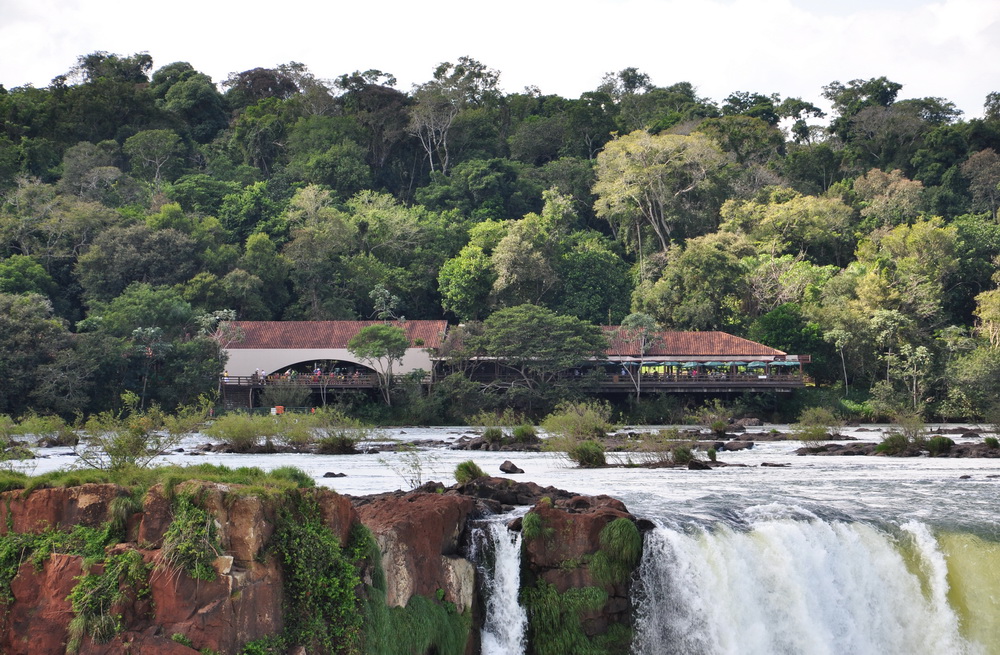 رستوران پورتو کانواس بالای آبشارهای ایگواسو