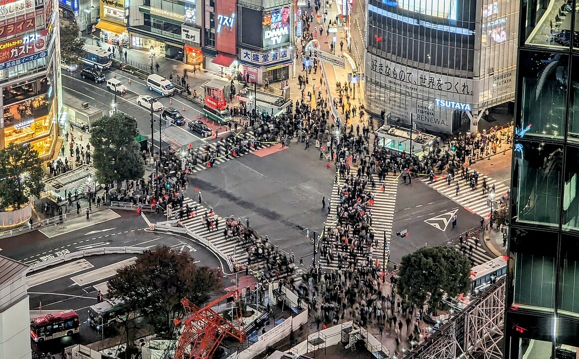 هزاران عابر پیاده در چهارراه شیبویا توکیو